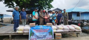 Dari Darat hingga Danau Sentani, Haris Yocku Awasi Langsung Penyaluran Bantuan Pangan