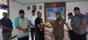 Jelang Nataru, Wabup Jayapura Salurkan 1 Ton Beras Tiap Kampung di Sentani Timur