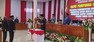 Clief Ohee Resmi Gantikan Almarhum Daud Batti, Ini Pesan Tegas Wabup Haris