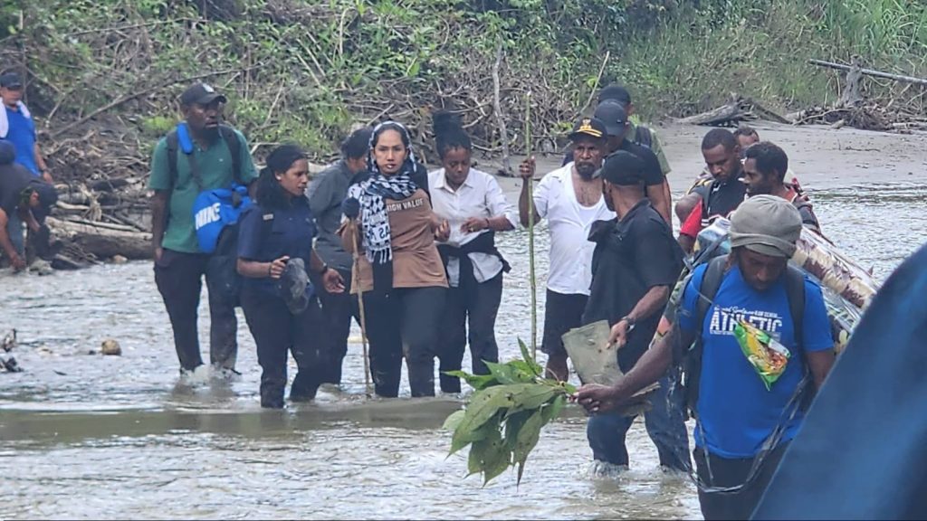 Tembus Hutan dan Sungai, Kunker Yunus Wonda Bangkitkan Harapan OAP di Kampung Omon
