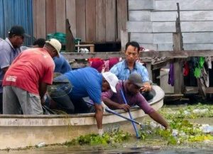 Turun Tangan! Bupati YW Pimpin Aksi Bersih-Bersih Dermaga Yahim