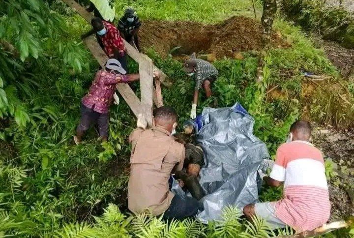 Lima Hari Tertahan di Medan Konflik, Dua Jasad Anggota TPNPB Akhirnya Dimakamkan di Dekai