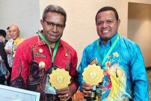 Wabup Haris Terima UHC Award untuk Kabupaten Jayapura, Ini Rahasianya!