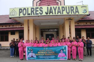 Tebar Kebaikan di Bulan Ramadan, Polres Jayapura Turun ke Jalan Bagikan Takjil
