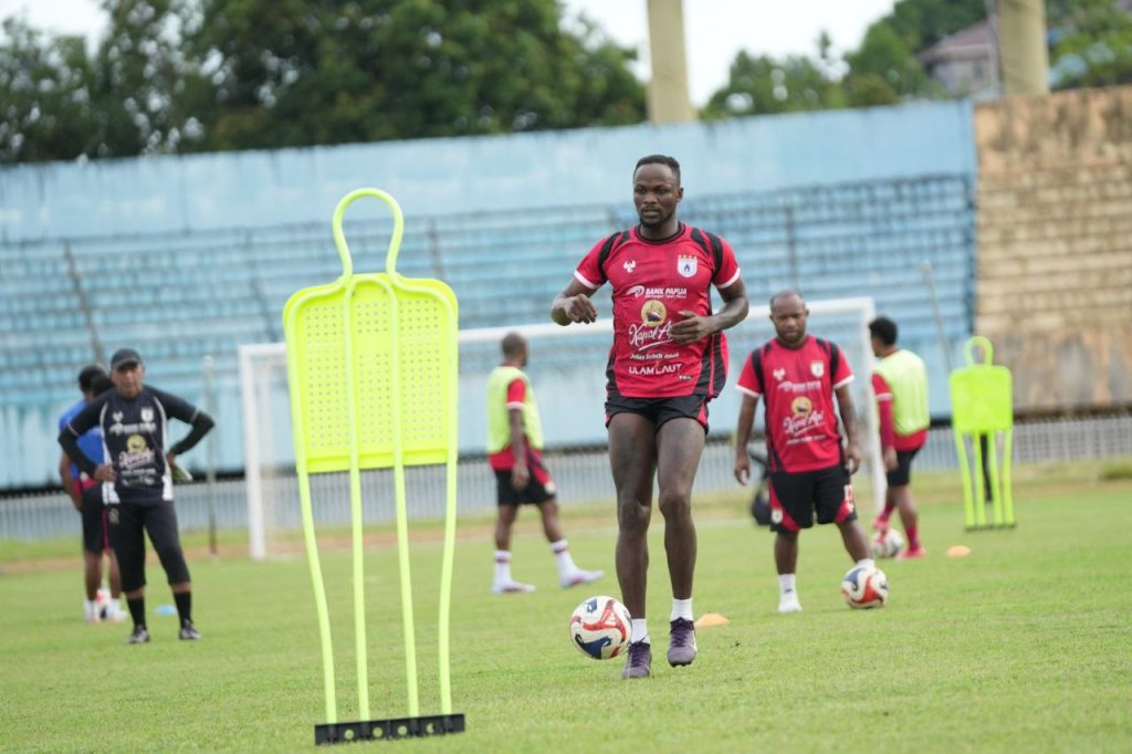 Gantikan Silva, Mampukah Mansaray Jadi Mesin Gol Baru Persipura?