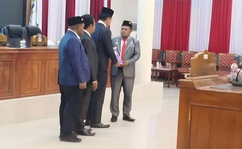 Ketua DPRK Ruddy Bukanaung, SE., menyerahkan 400 aspirasi dewan saat reses kepada Wakil Bupati Haris Richard S. Yocku, SH., di sela rapat paripurna, Senin (23/2). 