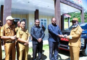 Sinergi Eksekutif–Legislatif, Bupati Tolikara Serahkan Mobil Dinas untuk Pimpinan DPRK