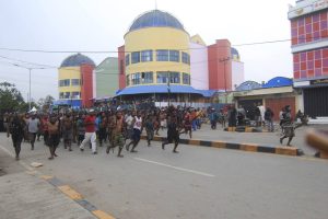 Ricuh Dana Desa di Wamena, Dua Kelompok Warga Karu Saling Serang di Jalan Trikora
