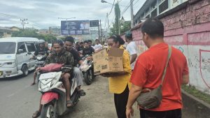 “Berbagi Itu Indah”, Wartawan Jayapura Bagi Takjil untuk Warga di Simpang Bandara