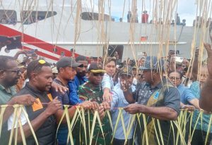 Bupati Roby Rumansara Resmikan Pelayaran Perdana KM Cantika Lestari di Dermaga Yaripai