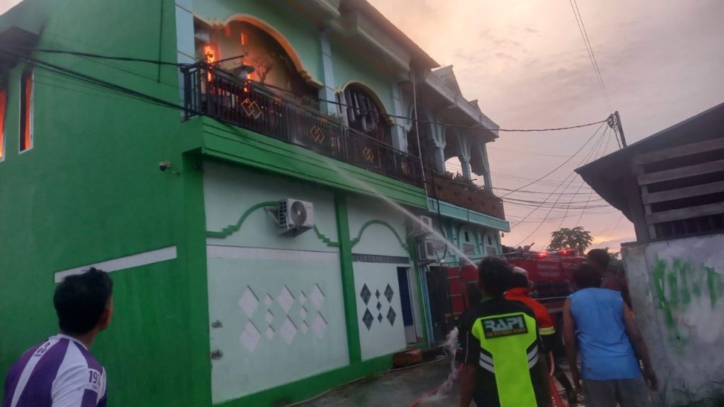 Rumah Dua Lantai di BTN Doyo Grand Terbakar Saat Warga Bersiap Berbuka, Polisi Bergerak Cepat