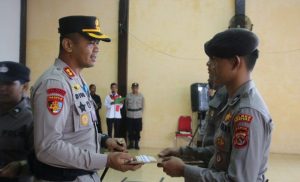 Sigap Padamkan Kebakaran di Grand Doyo Baru, 9 Personel Sat Samapta Polres Jayapura Terima Reward
