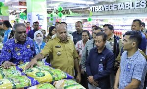 Jelang Idul Fitri, Gubernur Papua Turun Langsung Sidak Harga Bahan Pokok di Jayapura