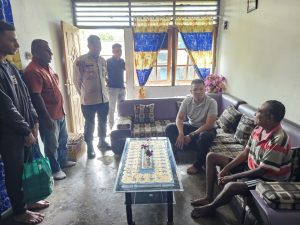 Sentuh Hati Anggota, Kapolres Jayapura Jenguk Polisi Sakit Saat Kunjungan ke Polsek Depapre