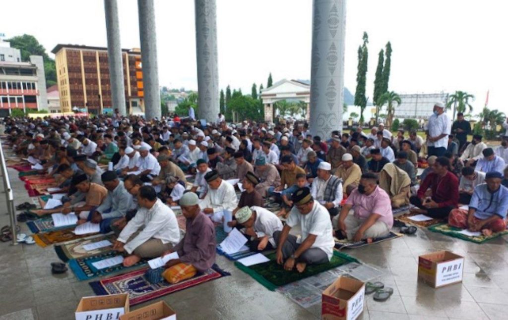 Sholat Id di Kantor Gubernur Papua Dipadati Ribuan Warga, Fakhiri Serukan Toleransi dan Kesederhanaan