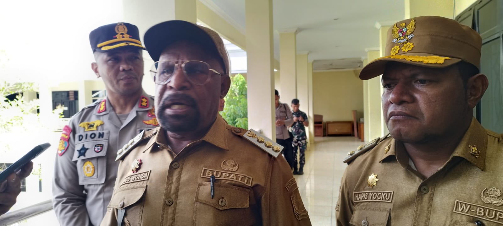 Bupati Dr. Yunus Wonda, MH., dan Wakil Bupati Haris Richard S. Yocku, SH.,