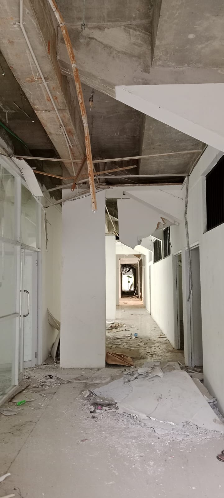 Tampak kerusakan venue sepatu roda bagian bawah dijarah