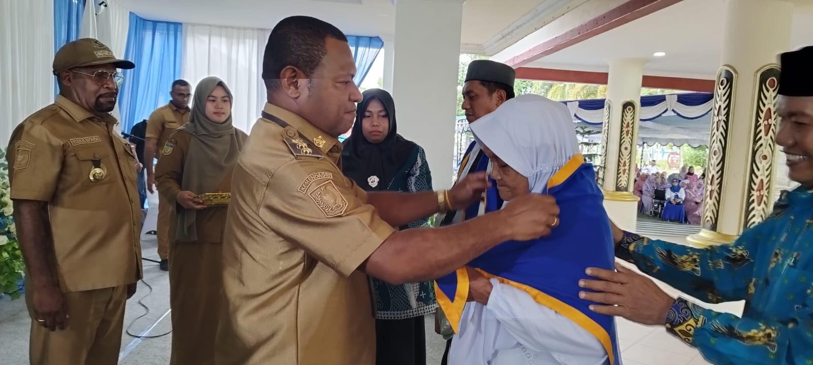 Tampak Wabup Haris Yocku secara simbolis melepaskan jamaah haji