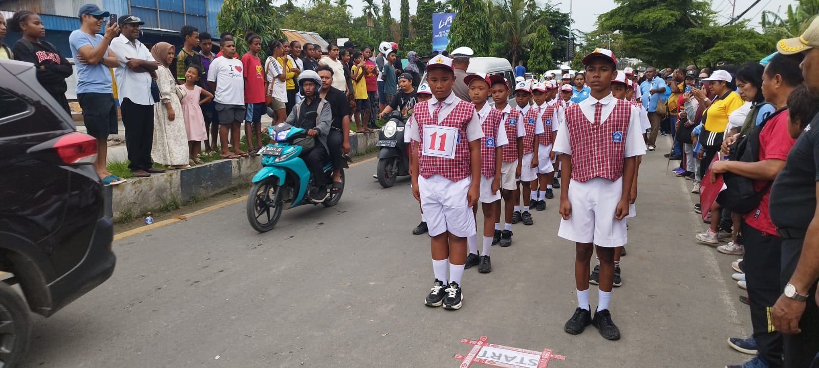 Salah satu regu dari SD Abe Ale I tampil penuh semangat saat mengikuti lomba gerak jalan dalam rangka Hardiknas 2026 di Kota Sentani.