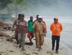 Jembatan Rusak hingga Ancaman Gelombang Laut, Bupati Yunus Wonda Turun Langsung ke Bukisi