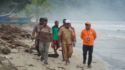Jembatan Rusak hingga Ancaman Gelombang Laut, Bupati Yunus Wonda Turun Langsung ke Bukisi
