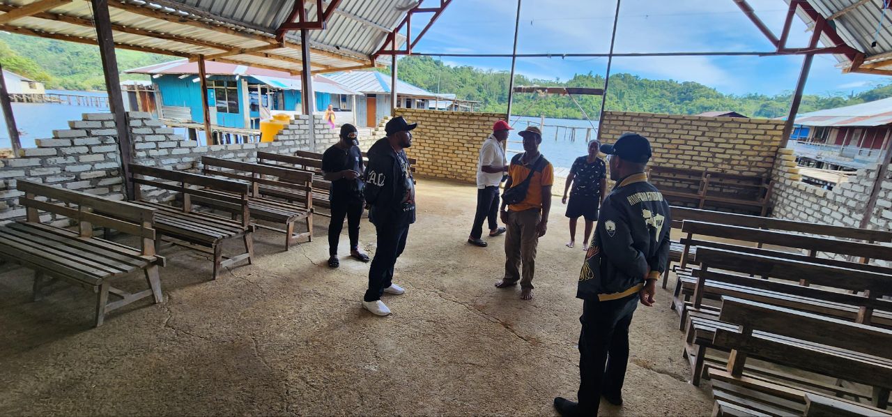 Ketua DPD HPP Papua Rully Merauje didampingi Sekretaris Moris Marcellino Marini di Gereja GBGP Yerusalem di Mambawi