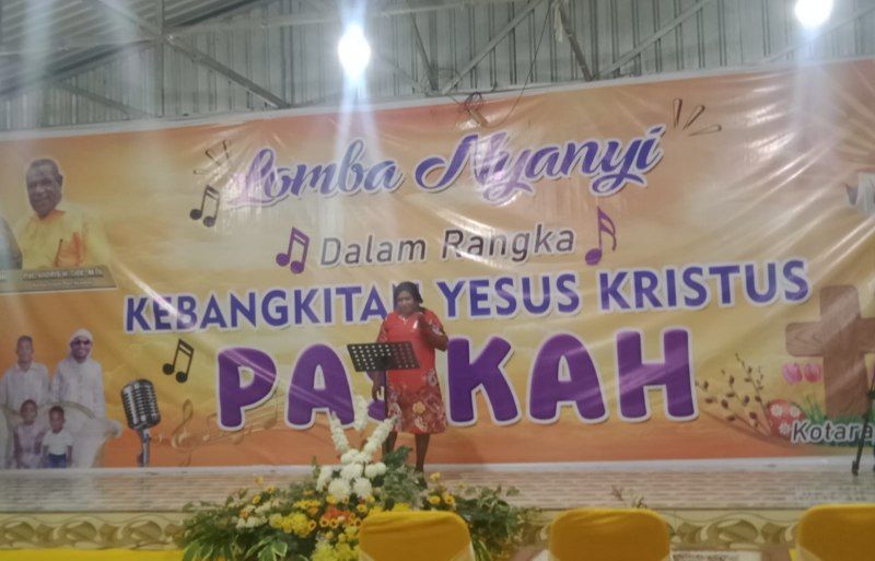 Nampak Salah satu peserta lomba Karaoke dalam rangka Paskah