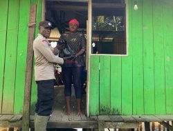 Aksi Nyata Polisi di Tengah Banjir Ifale, 31 KK Terima Bantuan