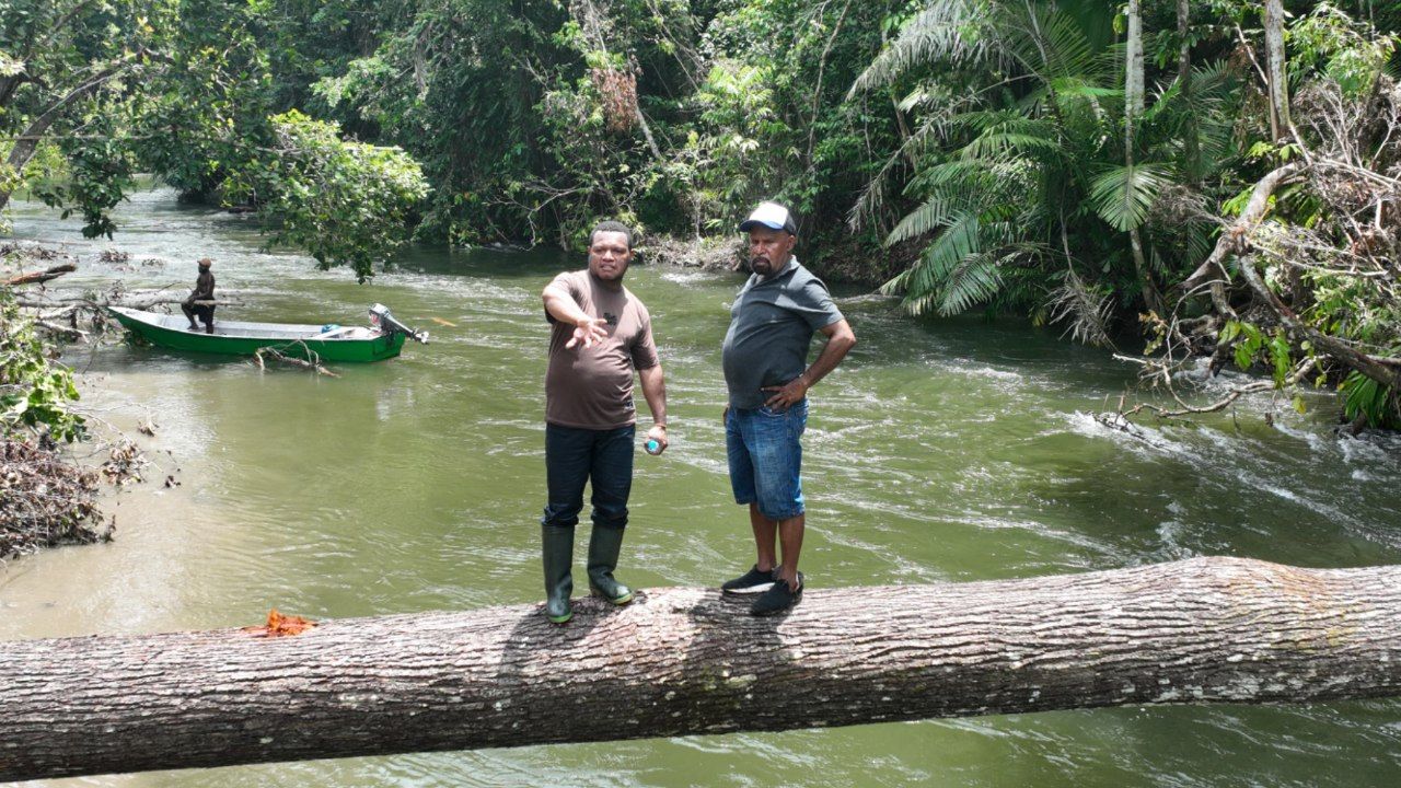 Bupati Yunus Wonda dan Wabup Haris Yocku ketika menemukan tambang ilegal di pesisir kali Jaipuri