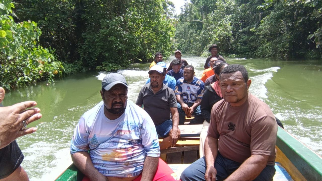 Nampak Bupati Jayapura Yunus Wonda bersama Wakil Bupati Haris Yocku menyusuri kali Jaipuri