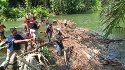 Turun Langsung, Bupati Jayapura Bongkar Sumbatan Sungai hingga Muara Danau Sentani