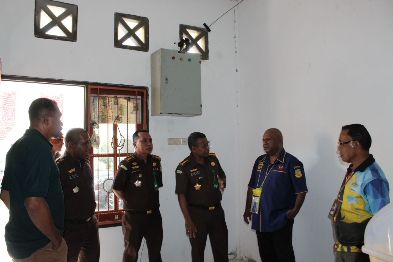 Tampak Asisten Intelegen Yedivia Rum diskusi bersama Ketua PWI Papua Hans Bisai