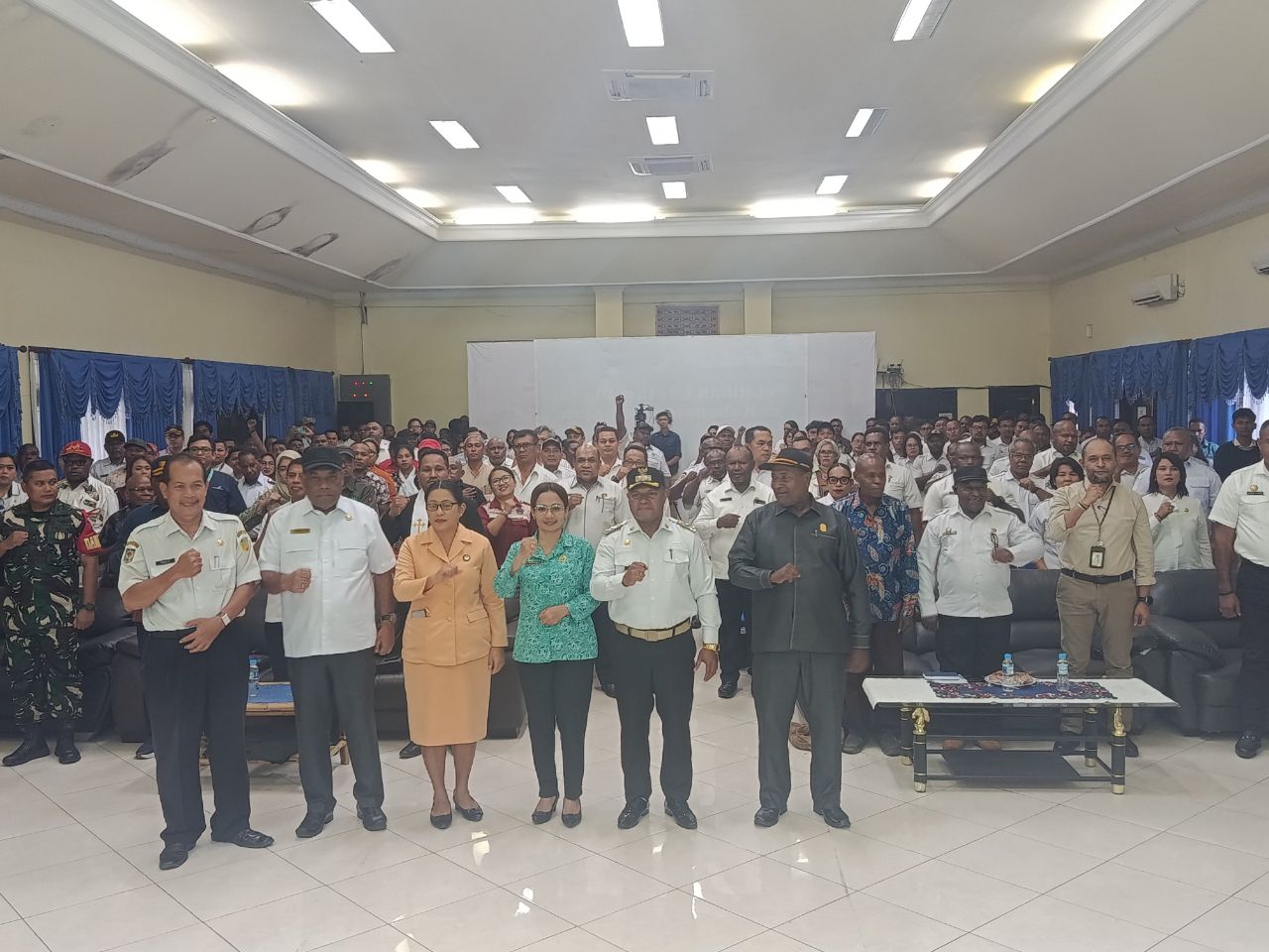 Wabup Haris Yocku, SH., bersama Plt Sekda Yusuf Yambe Yandi, SY., MY., sejumlah kepala OPD dan ASN