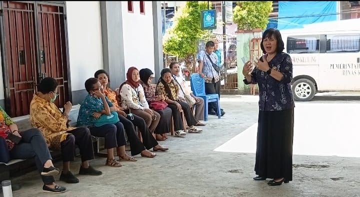 Tampak drg. Juliana Napitupulu, MM., ketika berdialog dengan puluhan pegawai Puskesmas Hamadi