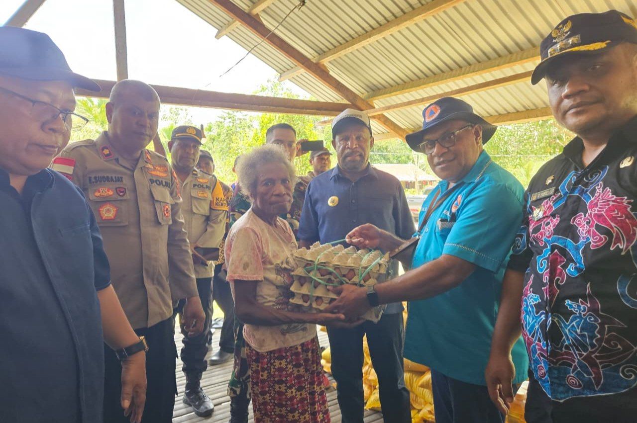 Kepala BPBD Jayapura Lefinus Ragainaga serahkan bantuan secara simbolis kepada warga di Kemtuk Gresi, disaksikan Bupati Dr. Yunus Wonda, MH., dan jajaran