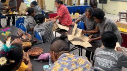 Pelatihan Noken Saireri Digelar di Supiori, Warisan Budaya Dijaga, Ekonomi Mama-Mama Dikuatkan