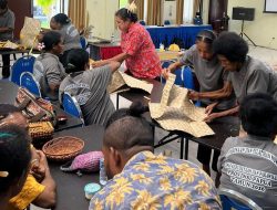 Pelatihan Noken Saireri Digelar di Supiori, Warisan Budaya Dijaga, Ekonomi Mama-Mama Dikuatkan
