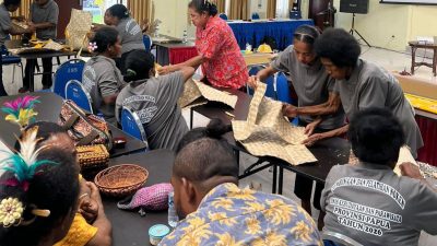 Moses Mandibodibo Ketua panitia pelatihan Noken bersama mama-mama pengrajin