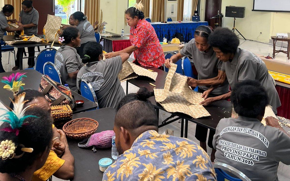 Moses Mandibodibo Ketua panitia pelatihan Noken bersama mama-mama pengrajin