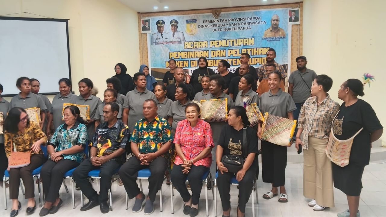 Moses Mandibodibo Ketua panitia pelatihan Noken bersama mama-mama pengrajin