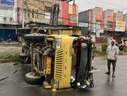 Panik Hindari Motor Putar Balik, Truk Angkut Penumpang Terguling di Sentani, 19 Orang Terluka