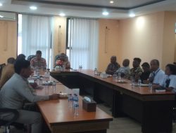 Kepsek Suhartini: ” 421 Anak Hanya Belajar 3 Jam,” SD Harapan Masih Dipalang