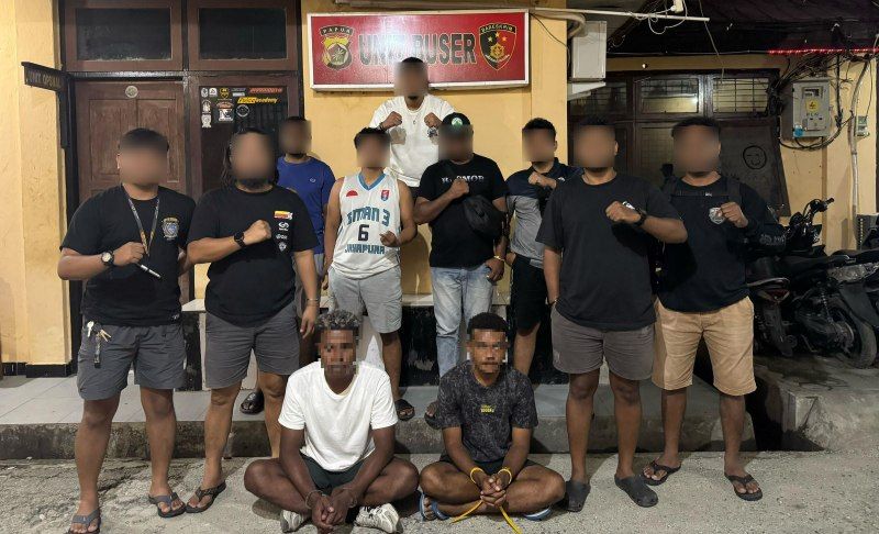 Tampak kedua pelaku pengeroyokan di Hawai telah diamankan Satreskrim Polres Jayapura