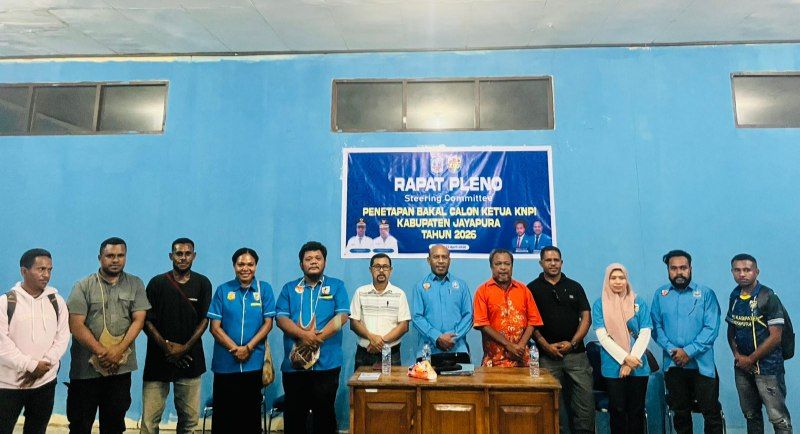 Tampak Ketua Steering Committee KNPI Kabupaten Jayapura Jimmy Hegemur dan anggotanya