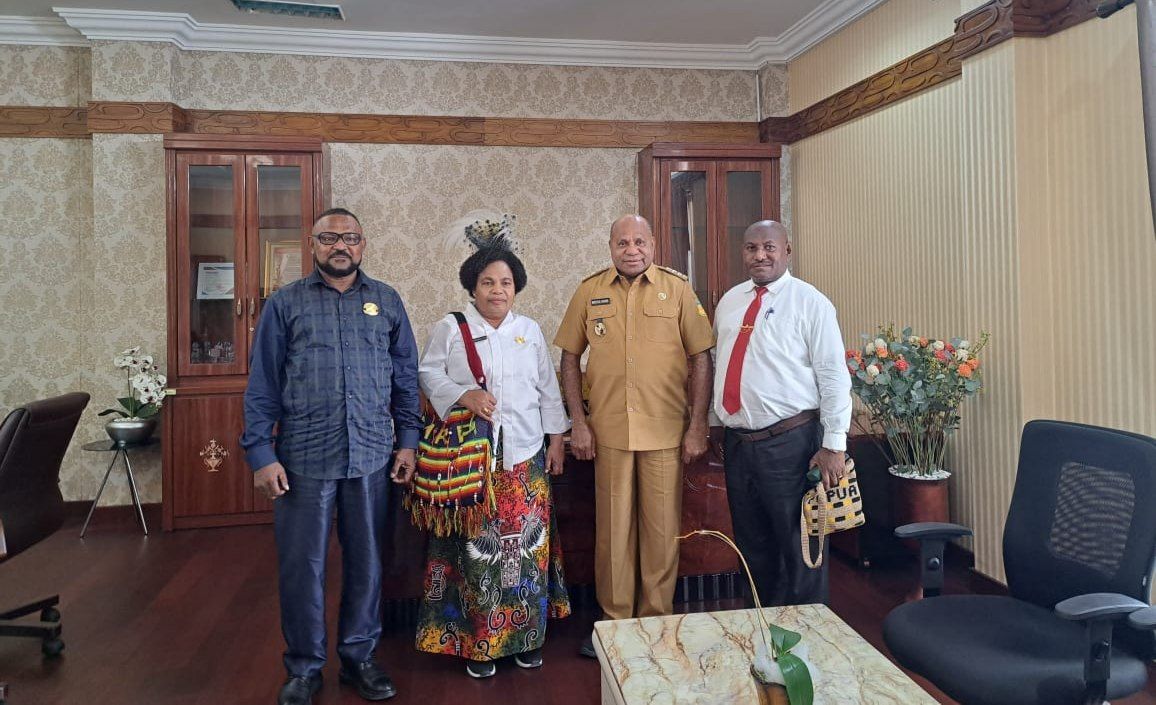 Gubernur Papua Matius Fakhiri bersama pimpinan MRP Papua