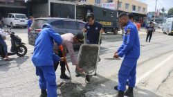 Demi Keselamatan Warga, Polisi Tambal Jalan Berlubang di Doyo Baru