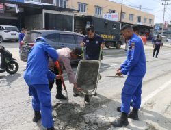 Demi Keselamatan Warga, Polisi Tambal Jalan Berlubang di Doyo Baru