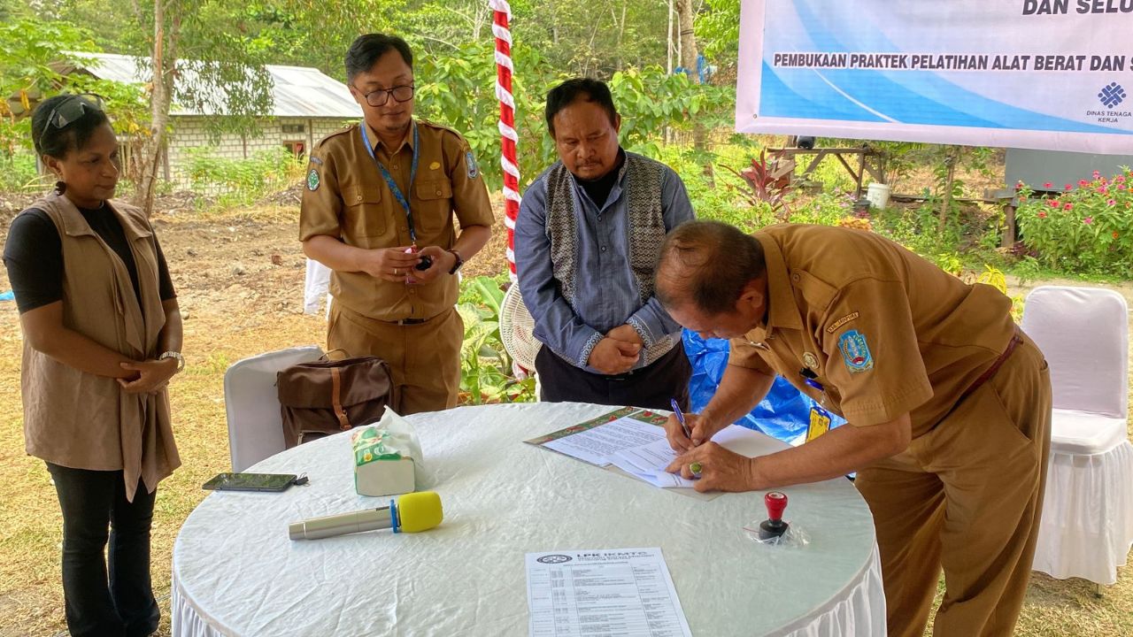 Pembukaan pelatihan Pengoperasian alat berat oleh Disnaker Jayapura