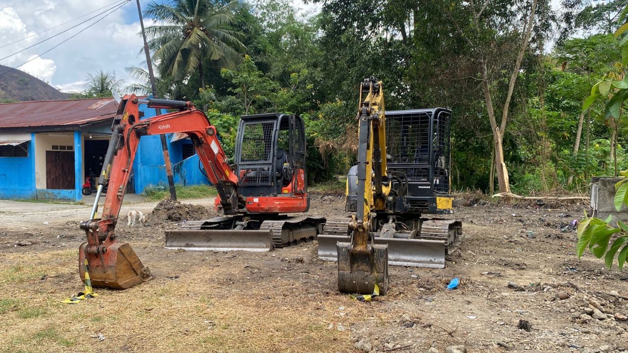 Tampak 2 alat berat disiapkan