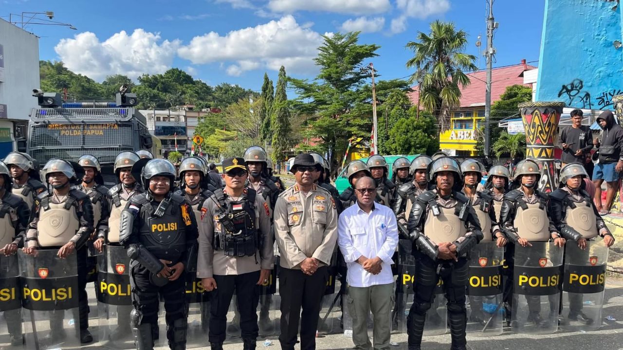 Nampak Koord Komnas HAM Papua Frits Ramandey bersama Kapolres Jayapura KBP. Fredrickus Maclarimboen dan jajaran di Lingkaran Abepura